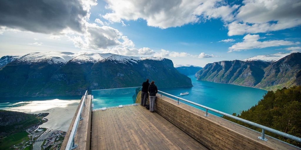 Bergen: Nærøyfjorden, Flåm und Stegastein – geführte Bustour