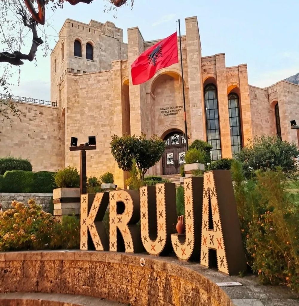 Von Durrës, Golem, Qerret: Burg von Kruja, Basar, Führung