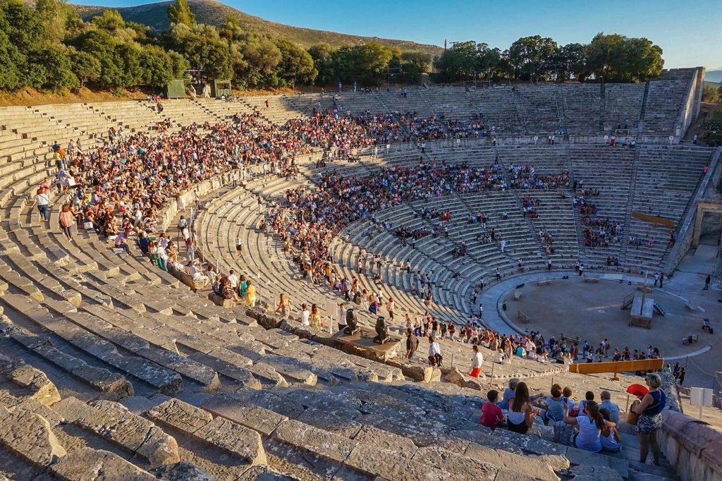 Schau dir eine Aufführung auf der antiken Bühne von Epidaurus an