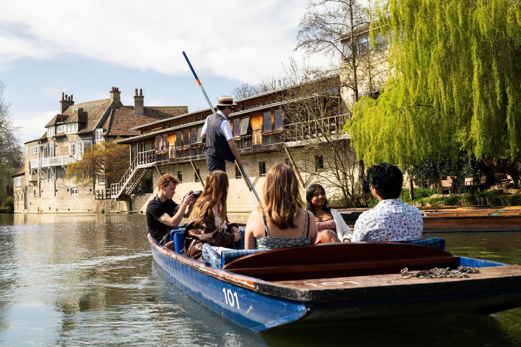Cambridge University: Geführte Stechkahnfahrt auf dem Fluss Cam