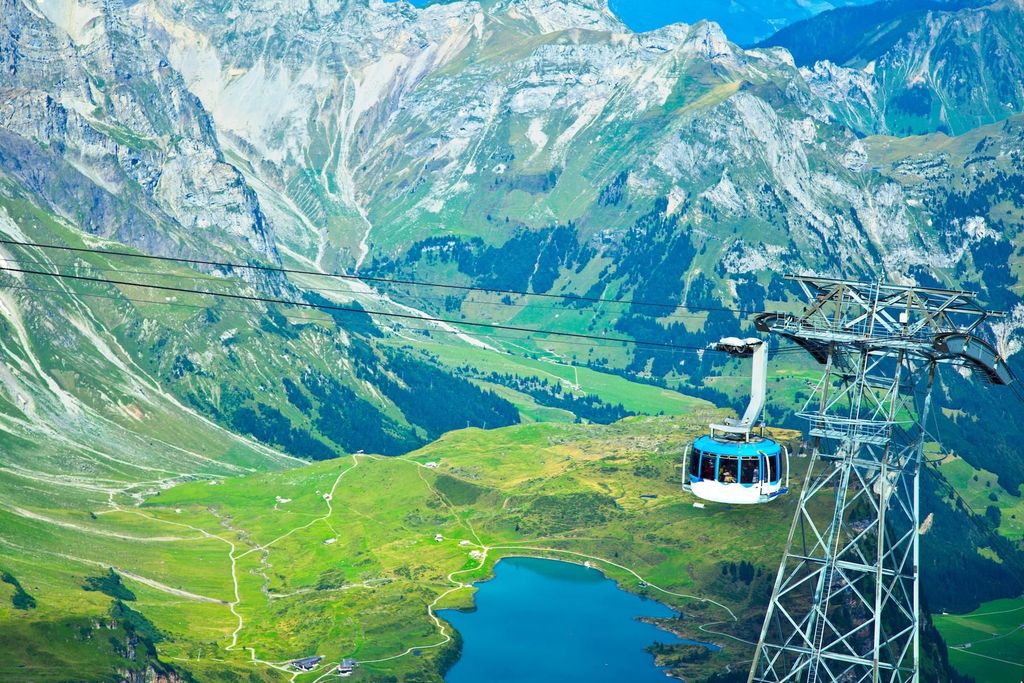 Privater Ausflug: Zürich zum Titlis - Kreisel, Eishöhle, Felsen