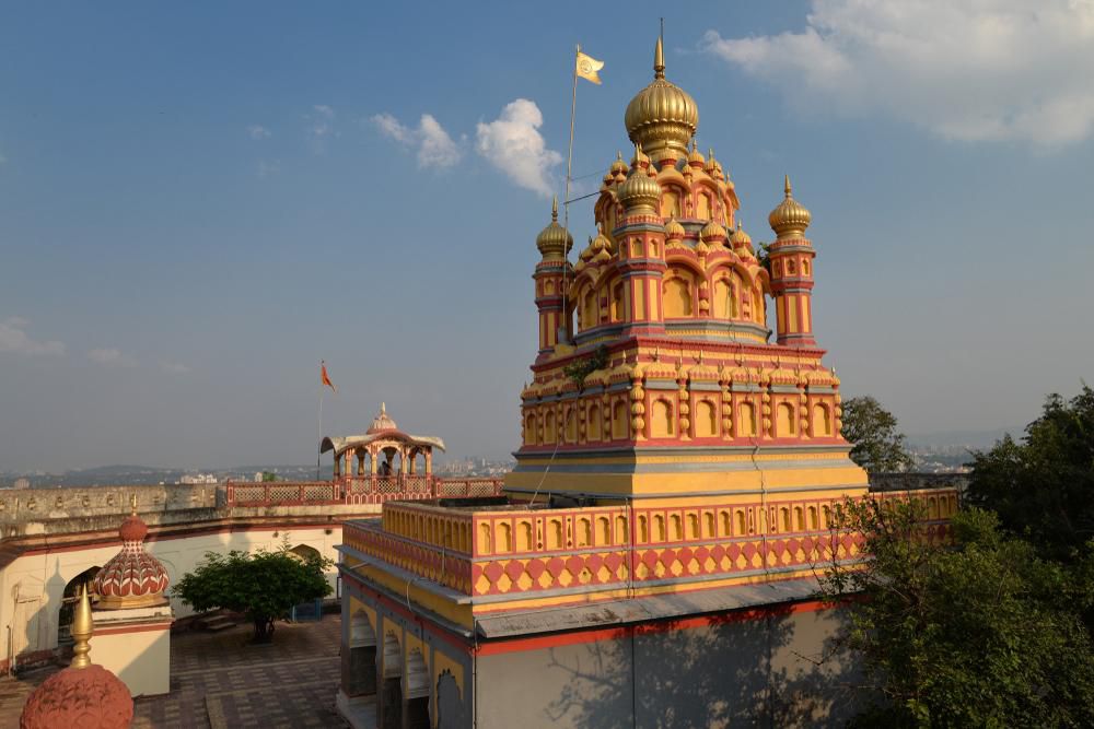 Famous temples. Храм Парвати Индия. Parvati Hill Пуна. Пуна храмы. Храм нилкантесвара Пуна.