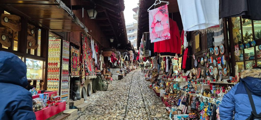 Von Tirana aus: Wanderung am Bovilla-See und Stadtführung in Kruje