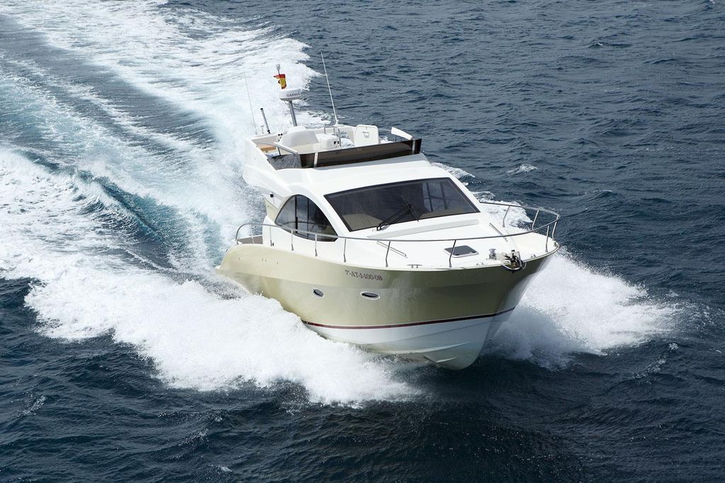 Fahrt entlang der Küsten und Klippen von Nerja und Maro auf einer Luxusyacht