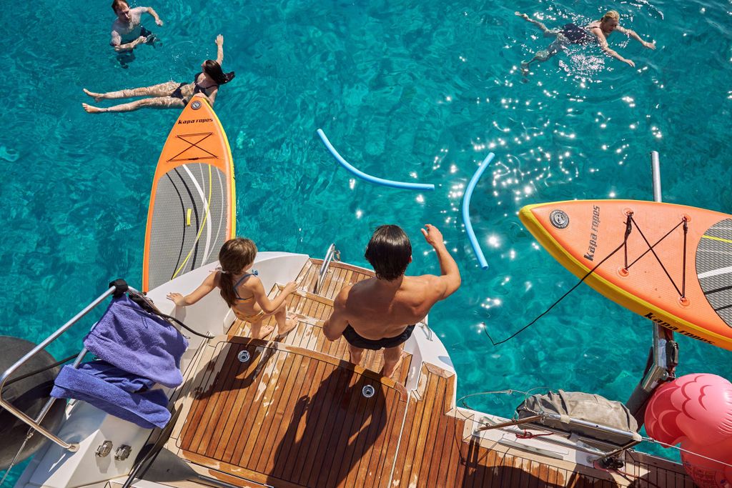 Heraklion: Katamaranfahrt nach Dia mit Sonnenuntergang, Essen & Bar