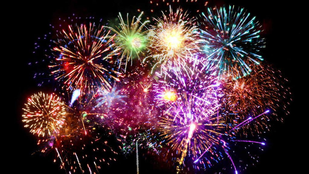 Cambrils: Abendliche Kreuzfahrt mit Feuerwerk und Getränken