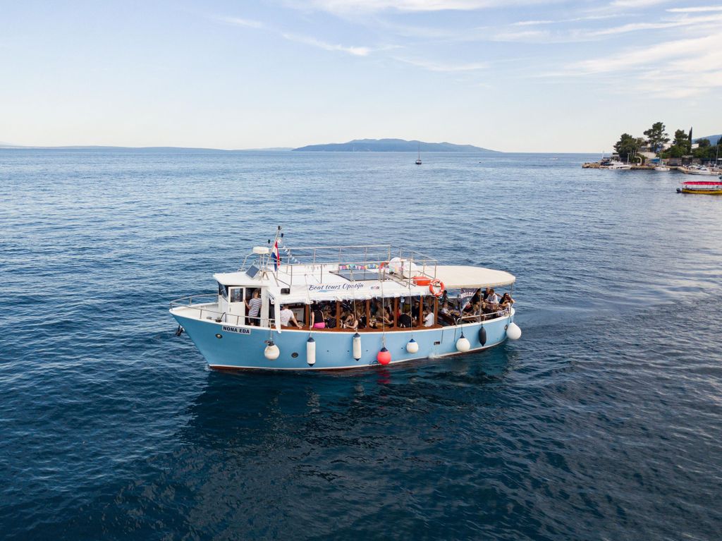 Opatija: Bootstour zur Insel Cres mit Mittagessen und Getränken