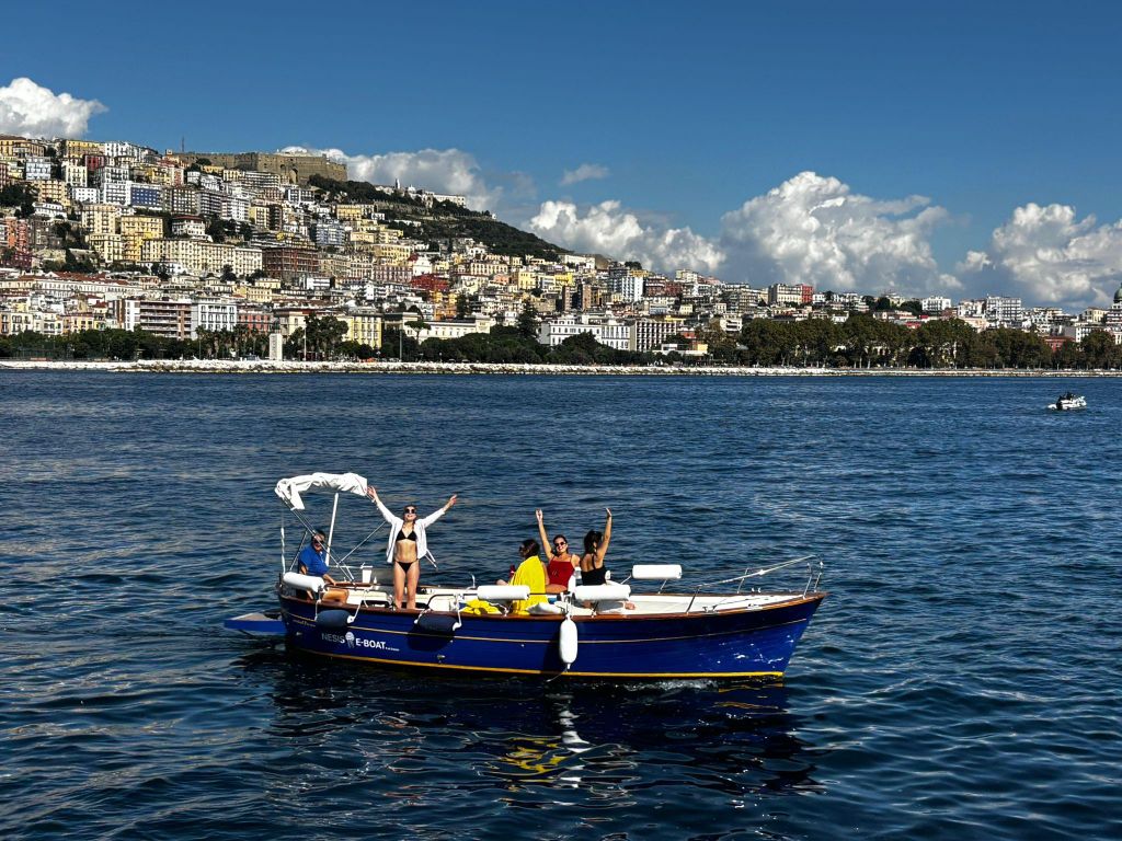 Neapel: E-Boat-Tour (Stille, Meer und Nachhaltigkeit)