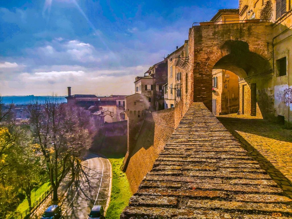 Jesi: Burgen- und Weintour mit Verkostungen