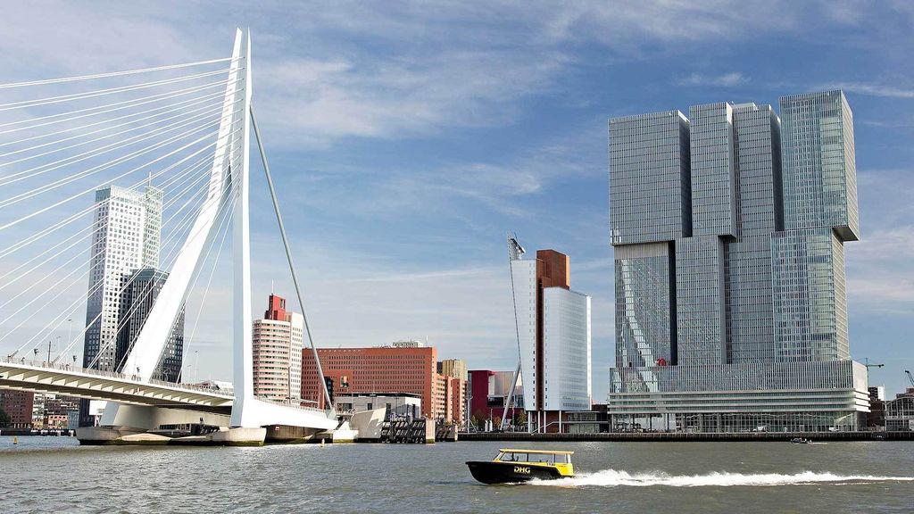 Rotterdam: De Rotterdam, Cube Houses, Watertaxi und Markthal