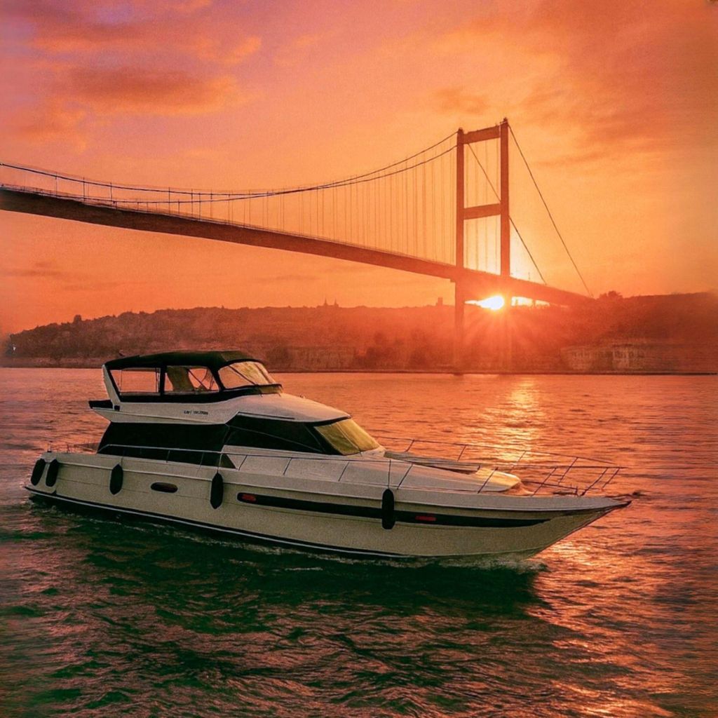 Istanbul: Sonnenuntergang oder Tag Kleingruppen-Yachtfahrt mit Snacks