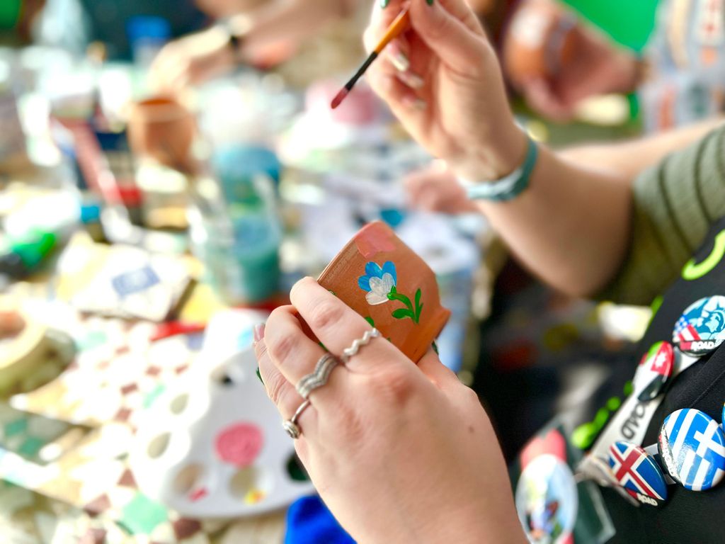 Kreativ malen auf Töpferwaren aus Fes