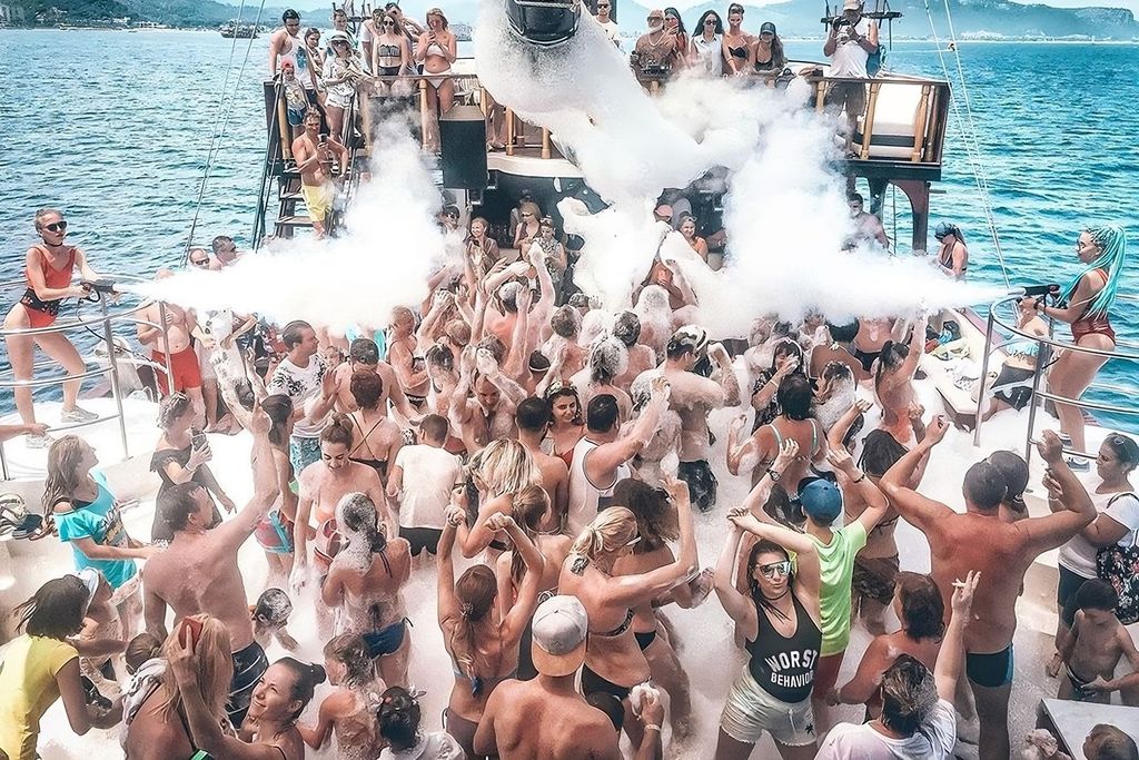 Ab Antalya/Kemer: All-Inclusive Partyboot mit Mittagessen
