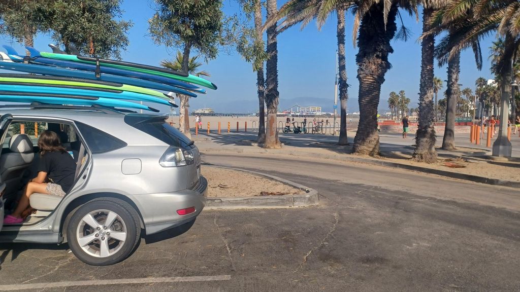 Santa Monica: Surfbrett- und Neoprenanzugverleih