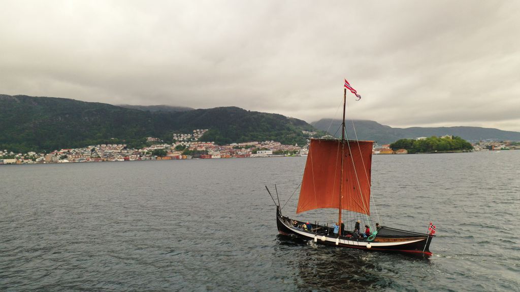 Bergen: Wikingerschiff-Segelerlebnis und Sightseeing-Tour
