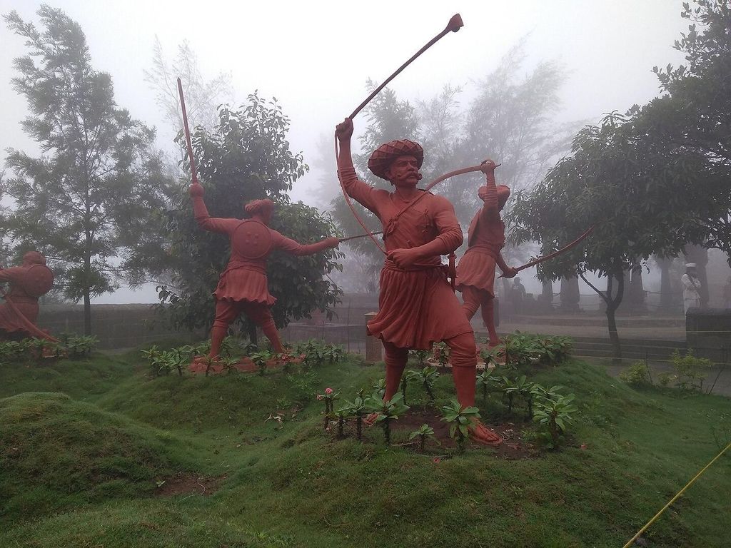 Pune: Wanderung zum Sinhagad Fort & Zapurza Museum Ganztagestour