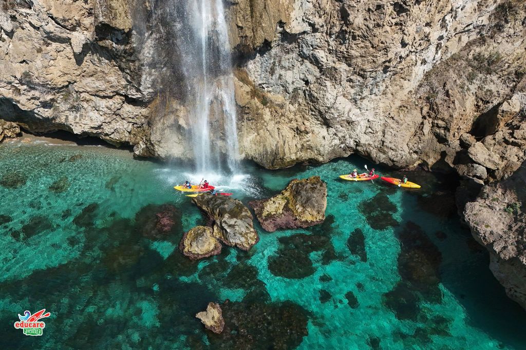 Nerja: Freie Kajaktour (ohne Guide). Tour 2,5 Std. Nerja-Wasserfall von Maro.