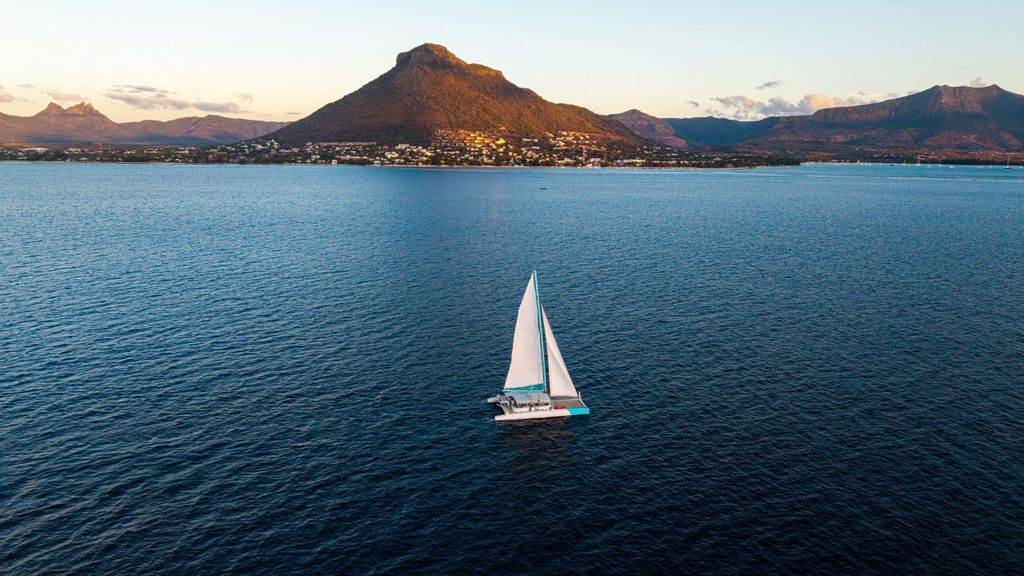 Mauritius: Katamaranfahrt bei Sonnenuntergang, Getränke & Snacks