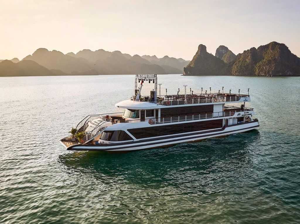 HaLong Bay Cruise: Tagestour mit Mittagessen & Aktivitäten