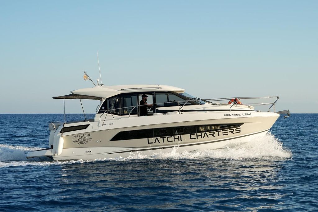 Jeanneau NC33 – Luxusyacht-Charter zur Blauen Lagune