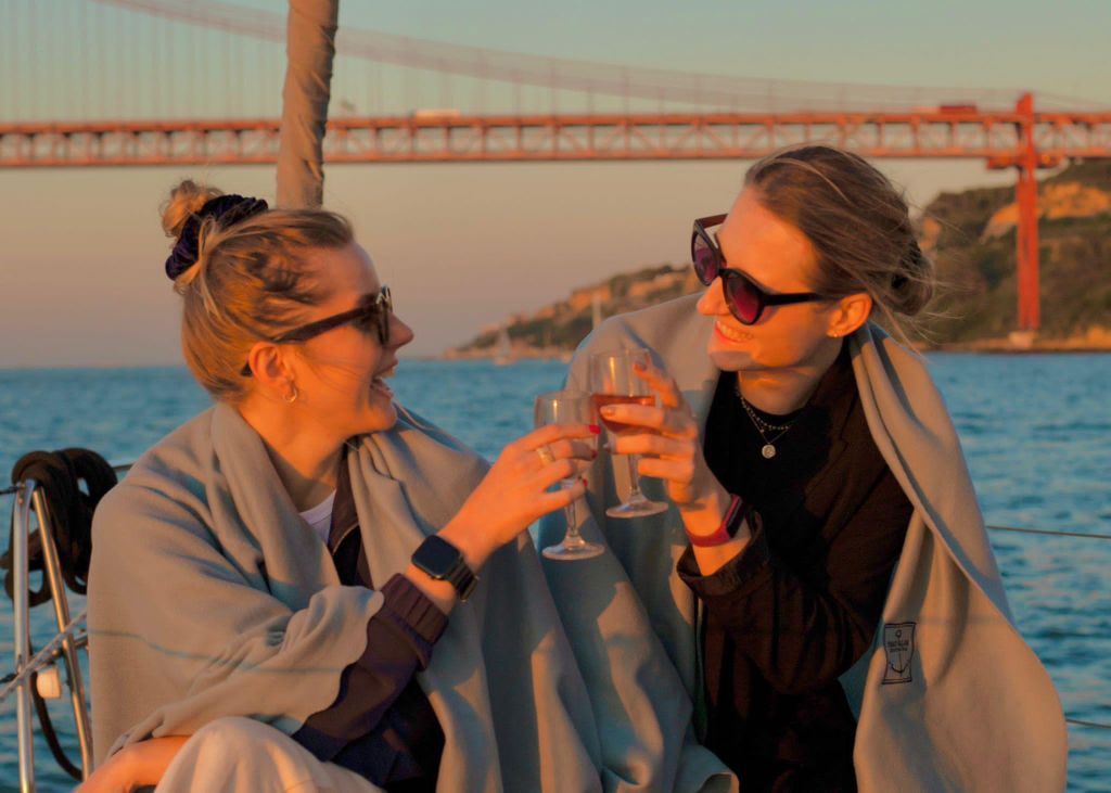 Lissabon: 2 Stunden Bootsfahrt bei Sonnenuntergang mit Getränken