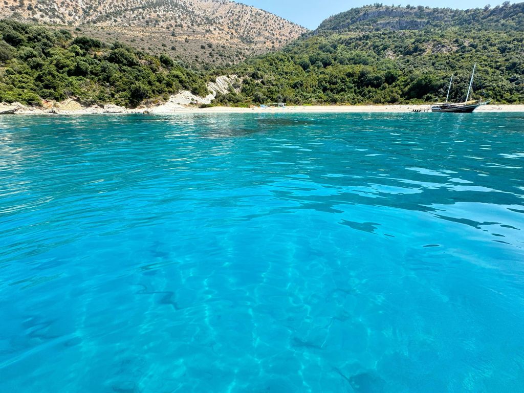 Saranda: Segle zu türkisfarbenen Buchten und Höhlen, Schwimm- und Schnorchelstopps