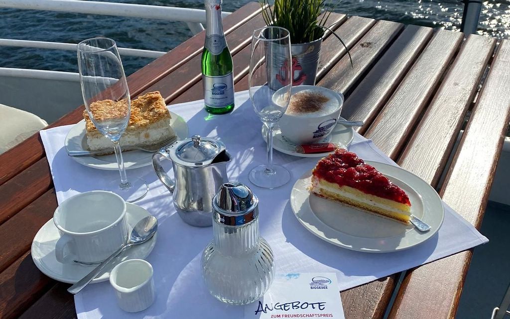 Biggesee: Bootstour mit All-inclusive-Kuchenbuffet