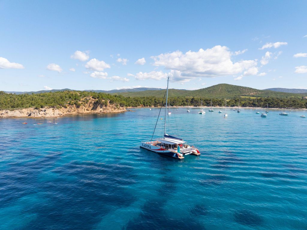 Hyères: Entdeckung am Vormittag – Geführte Katamaran-Tour entlang der Küste