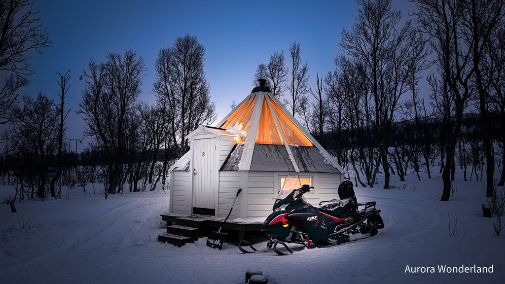 Tromsø: Schneemobil-Tour mit Aurora Crystal Lavvo Aufenthalt