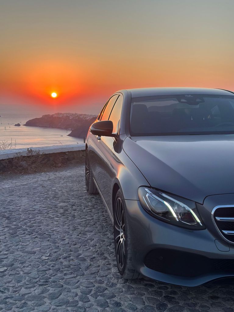 Abholung am Flughafen Santorin – Hotelabholung und Rücktransfer