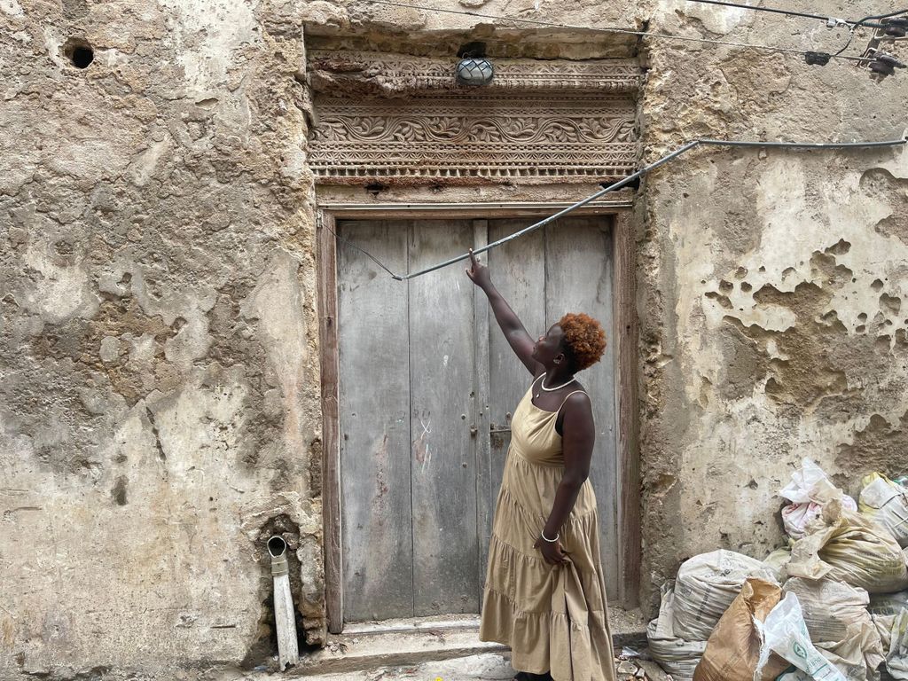 Tour zu den geschnitzten Türen von Lamu mit einer Holzschnitzerin