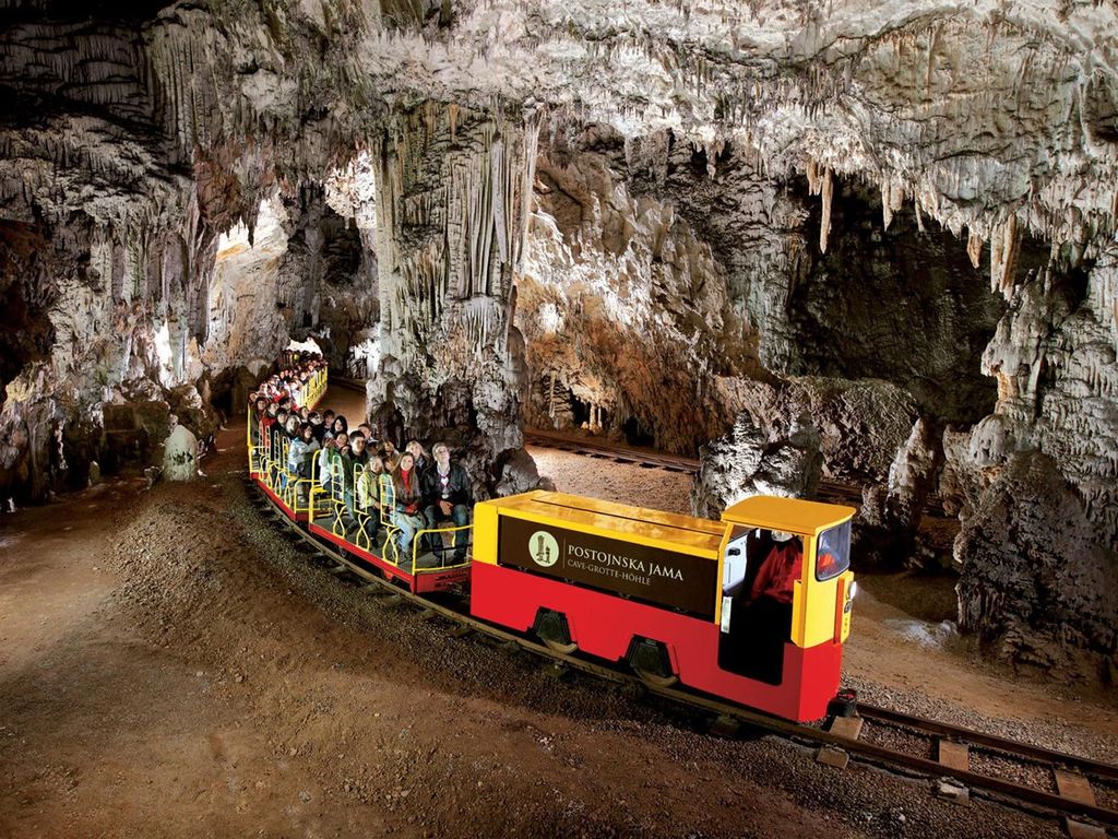 Halbtagesausflug: Postojna-Höhle & Höhlenburg Predjama – Tickets inklusive