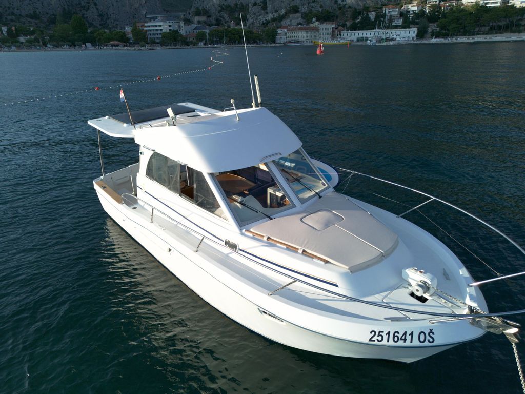 Omiš: Private Bootstour zur Insel Brač mit Mittagessen und Getränken