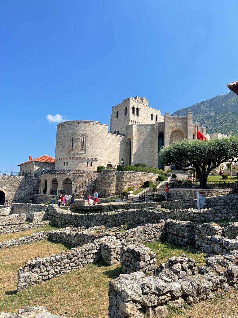 Ab Tirana: Tagestour nach Durres & Kruja mit lokalem Essen