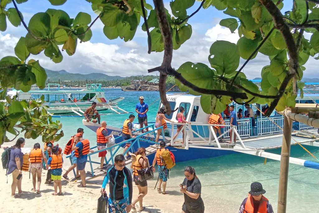 Boracay: Inselhopping mit Crystal Kayak & Helmtauchen