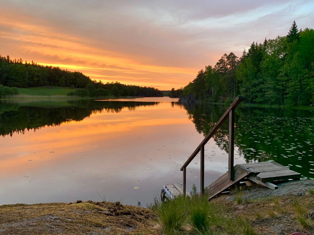 Stockholm: Sonnenuntergangswanderung im Tyresta-Nationalpark mit Mahlzeit