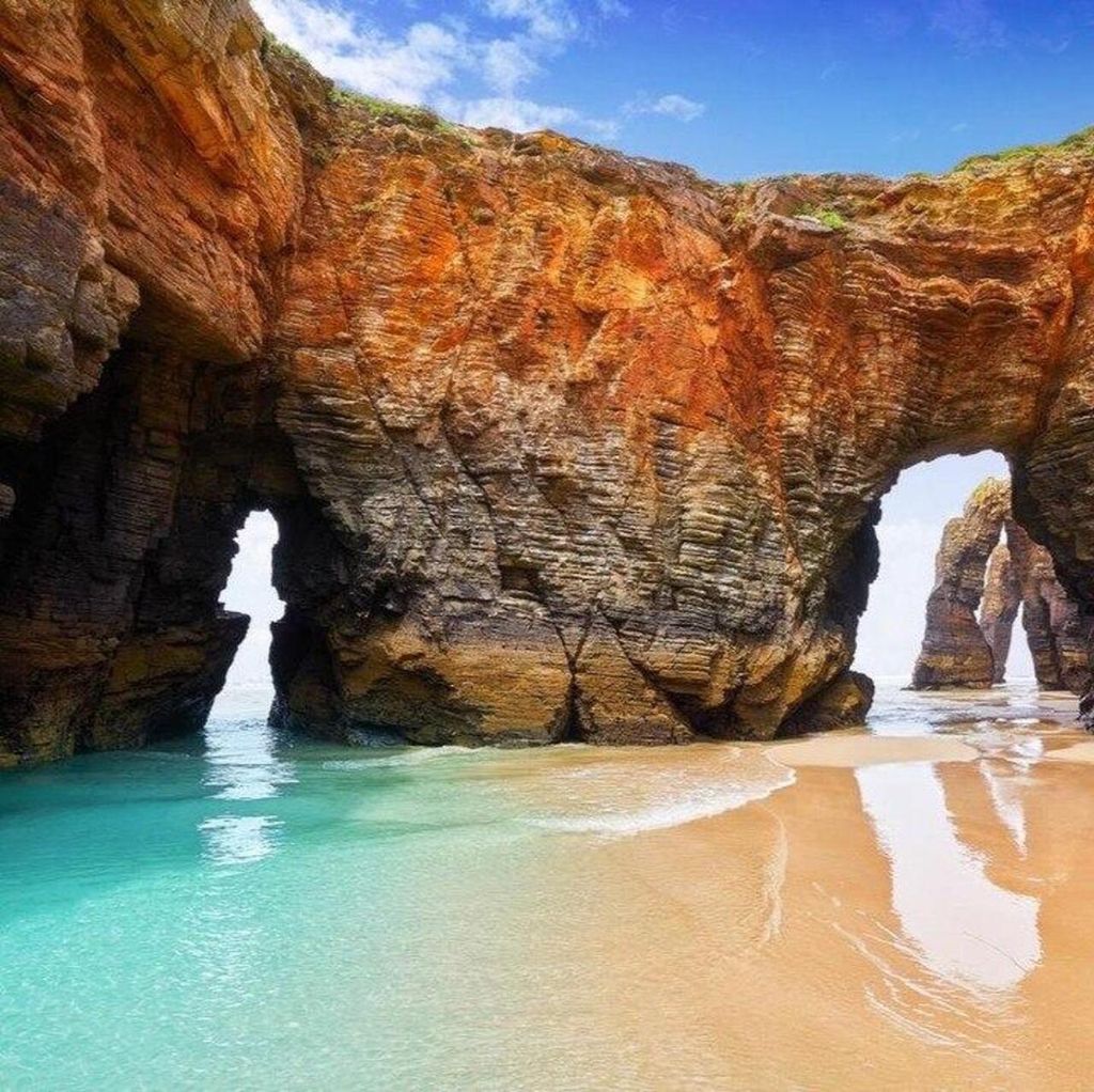 Von A Coruña: Geführter Tagesausflug nach Lugo und zum Strand As Catedrais