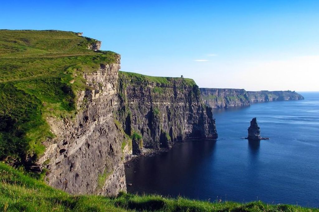 Von Dublin: Cliffs of Moher, Burren & Galway – mit Eintritt