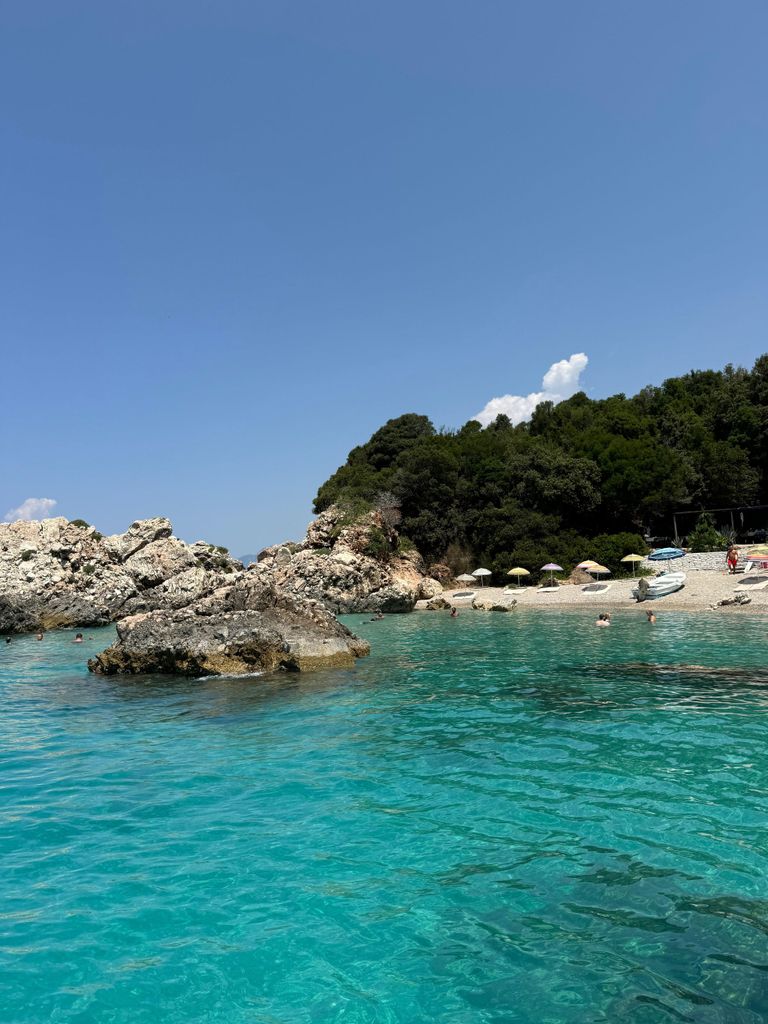 Sarandë: Bootstour zu 7 Zielen. Kostenloses Getränk & Sonnenschirm