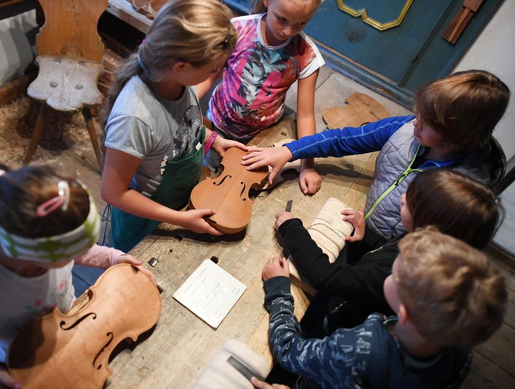 Kinderführung durch das Geigenbaumuseum in Mittenwald