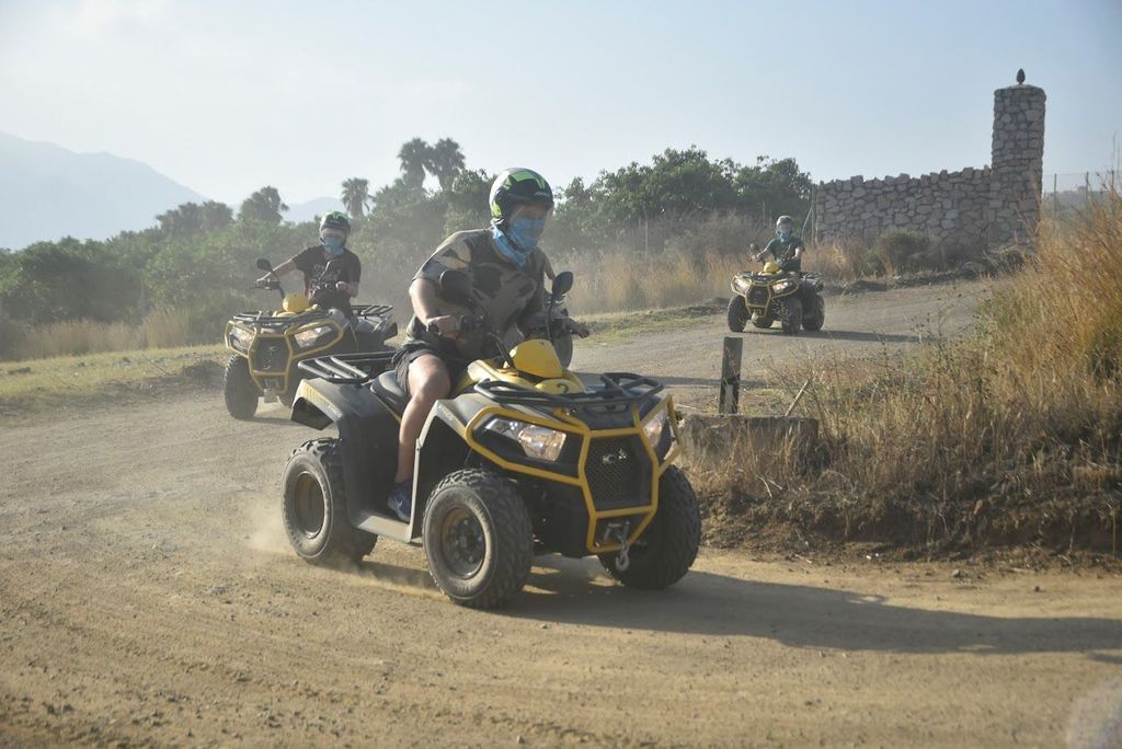 1-stündige Quad Tour bei Sonnenuntergang. (Preis für Quad 1-2 Personen)