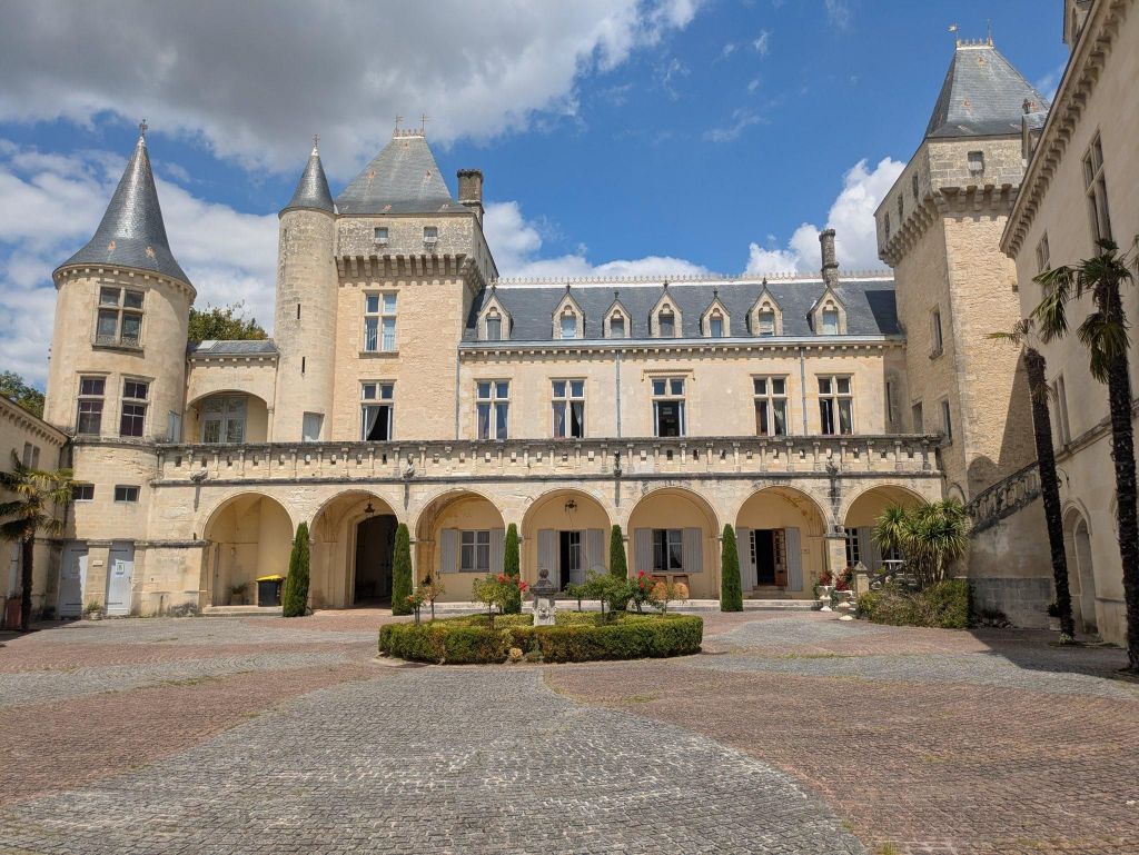 Hervorragende Architektur während dieser Bordeaux-Weintour