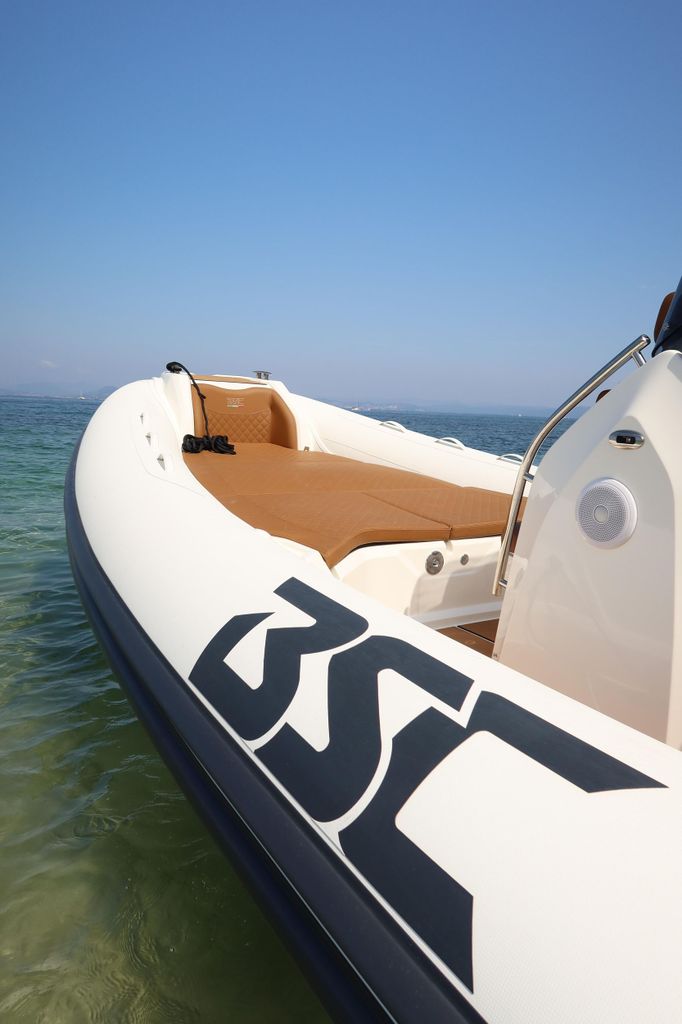 Entdecke die Îles d'Or in einem neuen Privatboot für 8 Personen.