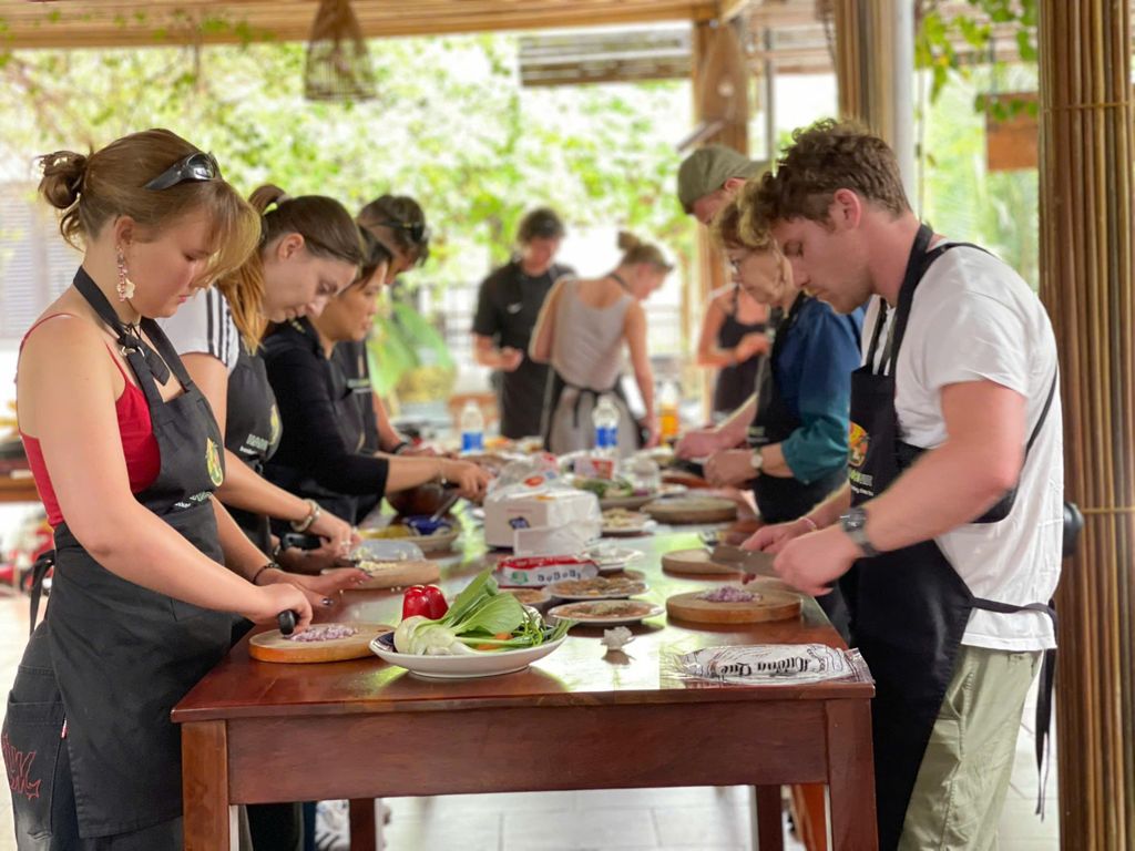 Markttour, Bootsfahrt im Korbboot und Kochkurs von Hangcoconut