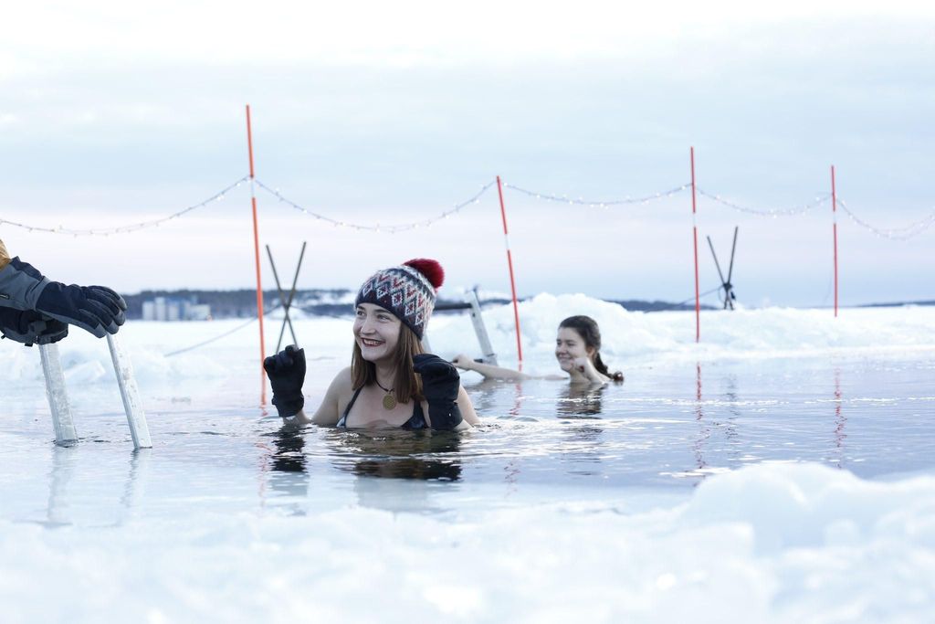 Luleå: Eisbad-Sauna-Erlebnis