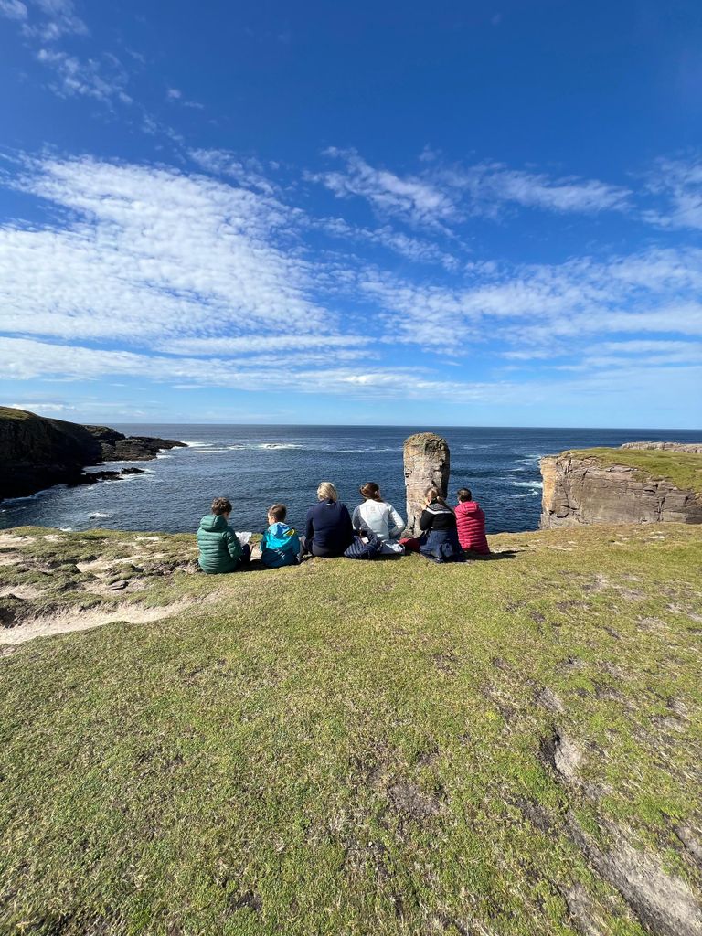 Orkney-Strände und Klippen mit neolithischen Steinen
