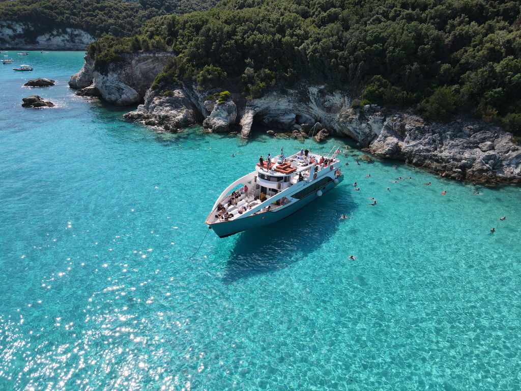 Von Lefkimmi aus: Paxos, Antipaxos & Blaue Höhlen Speedboat Tour