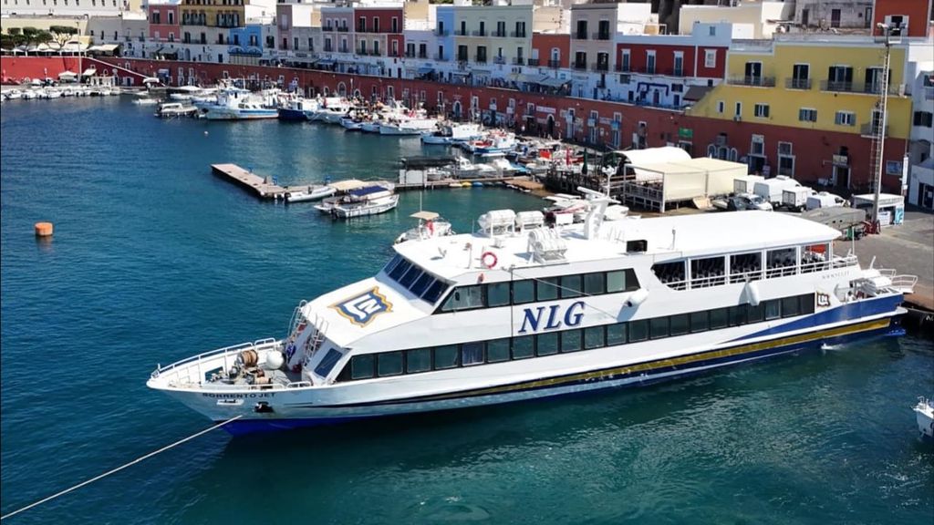 Entdecke Ponza: Fähre zwischen Terracina und Ponza