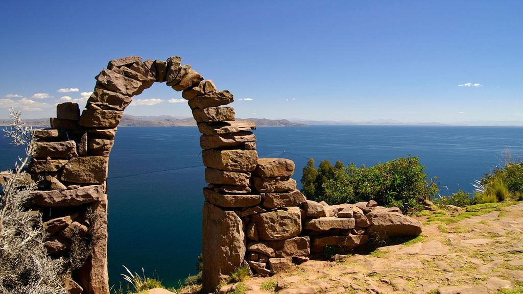 Puno: Tagestour zu den Inseln Uros und Taquile mit Mittagessen