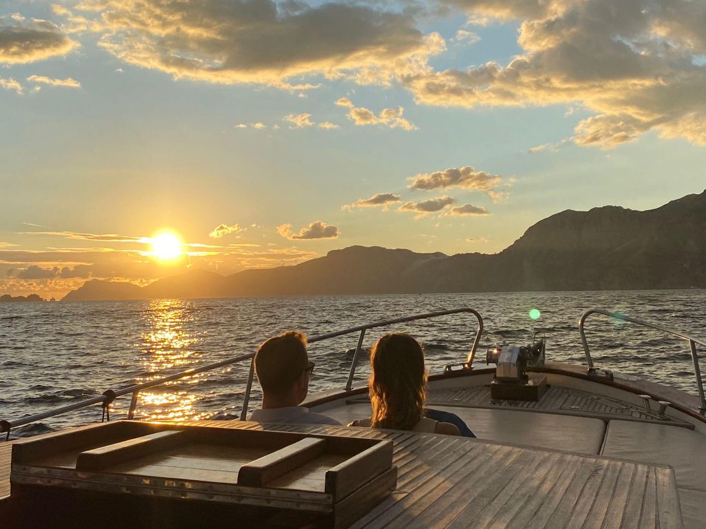 Positano: Gruppen-Bootstour bei Sonnenuntergang an der Amalfiküste mit Prosecco
